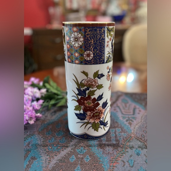 White Modernist Rippled or Crocodile Textured 11” Vase or Decor - Picture 5 of 11